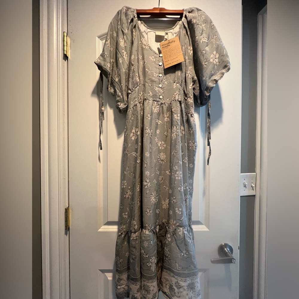NWT- Reistor puff sleeve midi dress